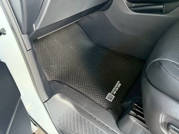พรมรถตู้ Toyota Vellfire 2025 Pvc กระดุมเล็กสีดำ