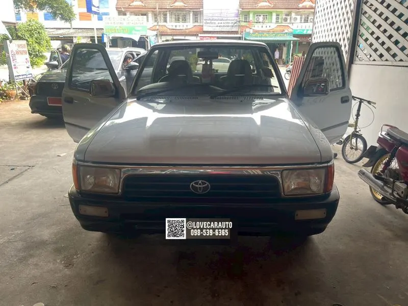 พรมปูพื้นรถยนต์ 6D Toyota Hilux Mighty-X Cab VVIP ด้ายคู่ สีดำด้ายแดง