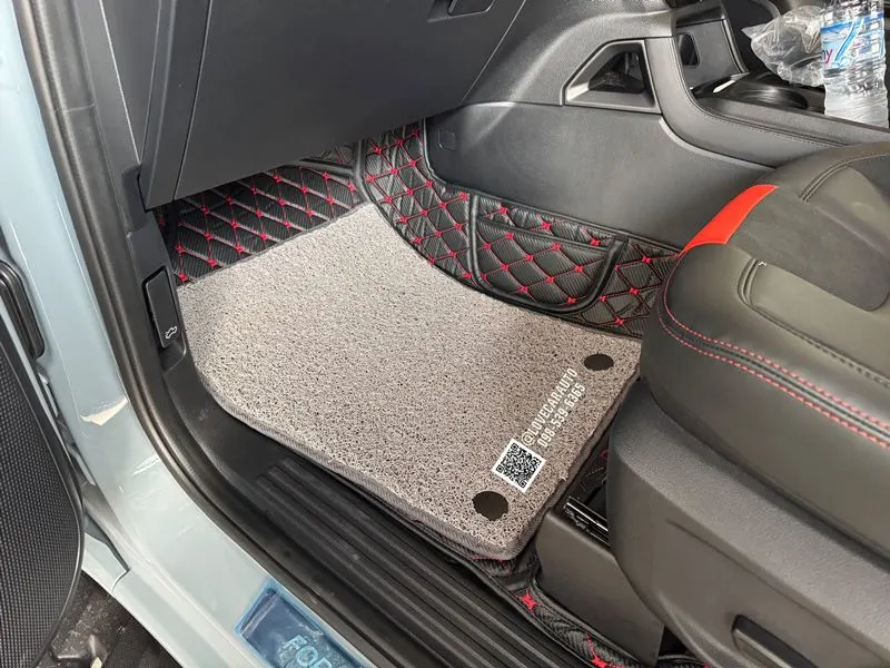 พรมปูพื้นรถยนต์ 7D Ford ranger raptor 2025 สีดำด้ายแดงแคปล่า +ไวนิลสีเทา