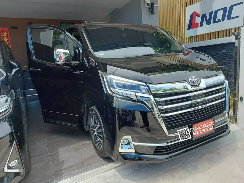 พรมปูพื้นรถยนต์ Toyota majesty 2024 กระดุมเล็กสีดำ
