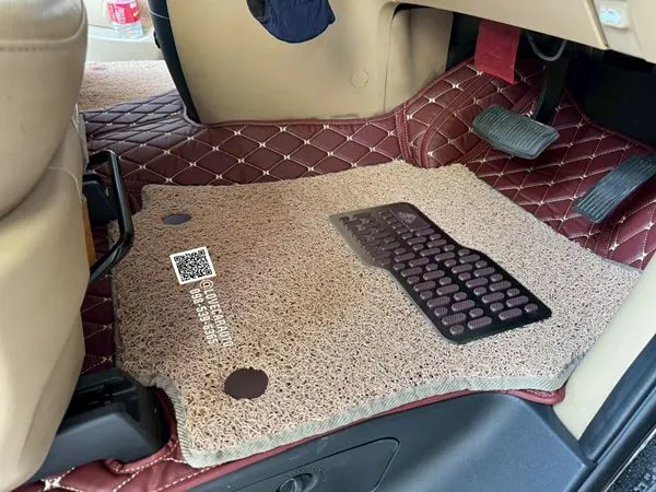 พรมปูพื้นรถยนต์ 7D Hyundai H1 Elite 2019 สีแดงเลือดหมู + ไวนิลสีครีม