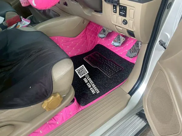 พรมปูพื้นรถยนต์ 7D Toyota Vigo Cab VVIP ด้ายคู่สีชมพูด้ายทอง-ไวนิลดำ