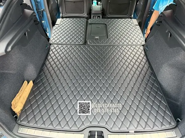 พรมปูพื้นรถยนต์ 7D Volvo C40 พรม6D สีดำด้ายดำลายแคฟล่า+ กระดุมเล็กสีดำ
