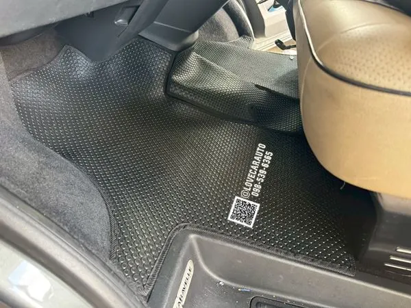 พรมกระดุมรถตู้ volkswagen caravelle กระดุม เล็กสีดำ