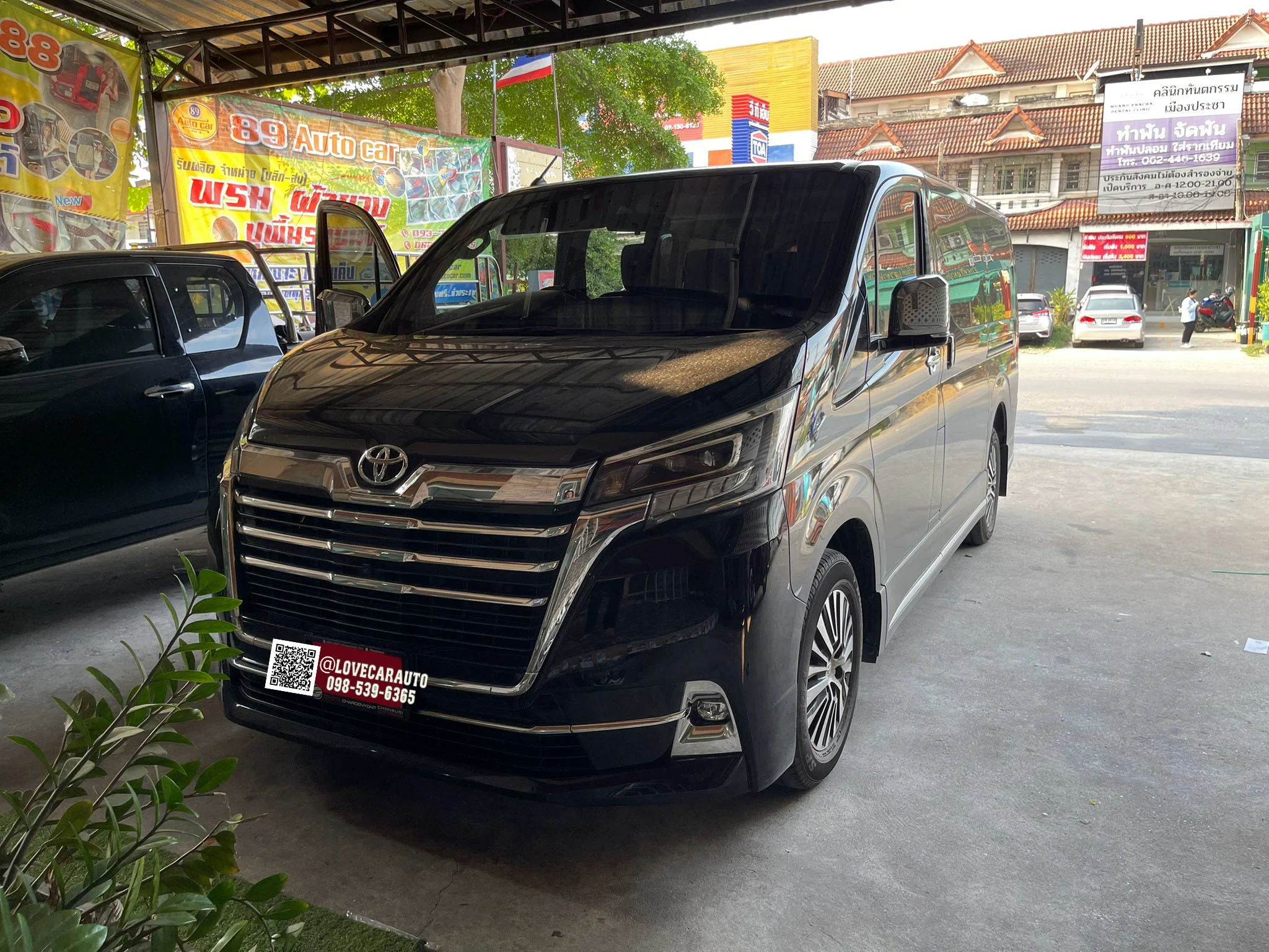 พรมปูพื้นรถยนต์ Toyota Majesty 2025 กระดุมเล็กดำ