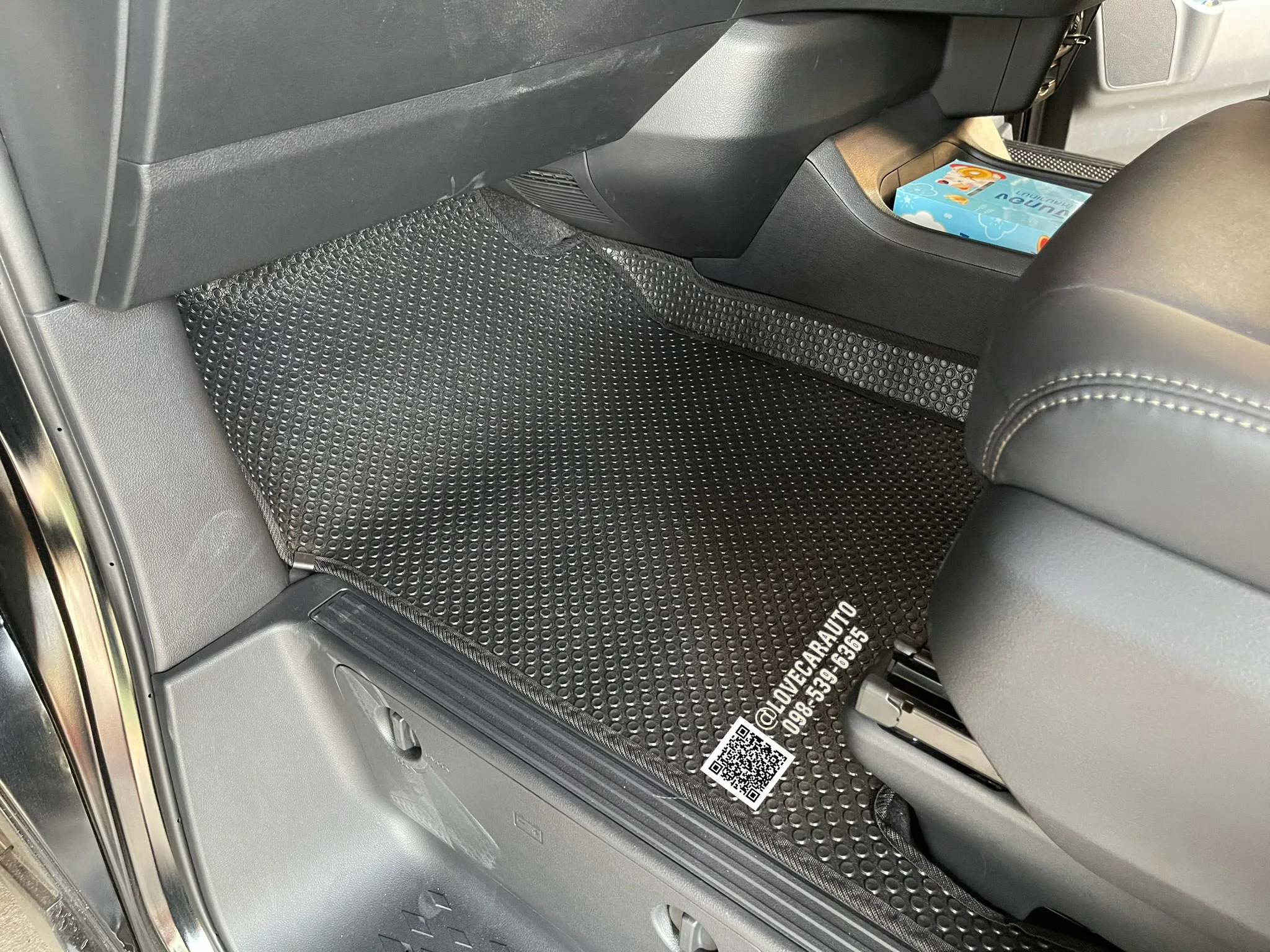 พรมปูพื้นรถยนต์ Toyota Majesty 2025 กระดุมเล็กดำ