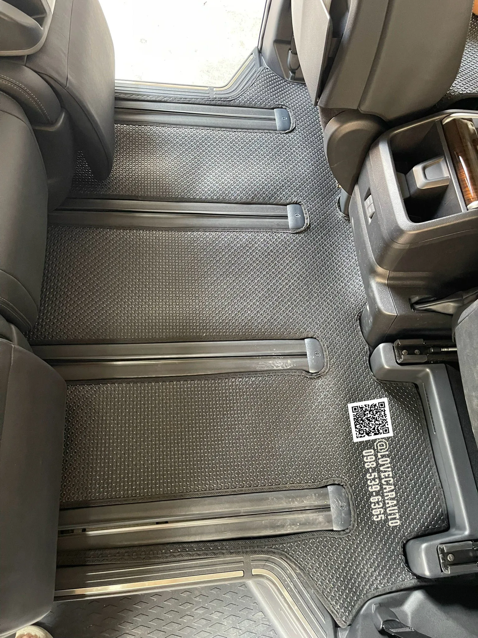 พรมปูพื้นรถยนต์ Toyota Majesty 2025 กระดุมเล็กดำ