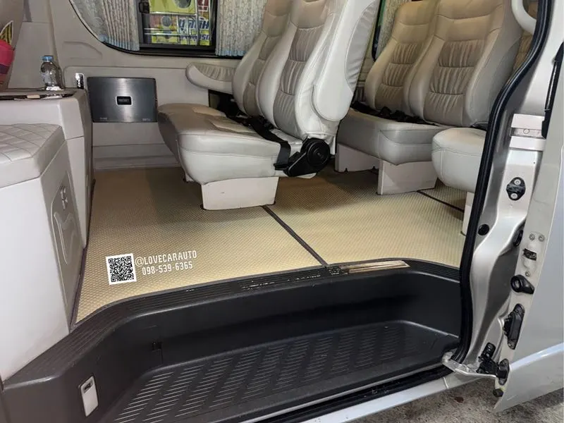 พรมรถตู้ Toyota Commuter 2014 Pvc กระดุมเล็กน้ำตาล ดัดแปลง