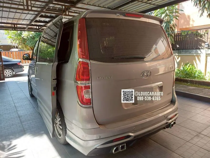 พรมรถตู้ Hyundai H1 Deluxe กระดุมเล็กสีดำ PVC