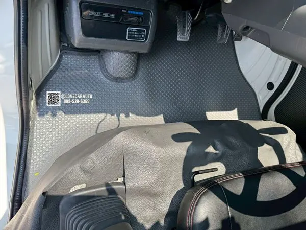 พรมปูพื้นรถยนต์ daihatsu midget II รถกะป็อ กระดุมเล็กสีเทา