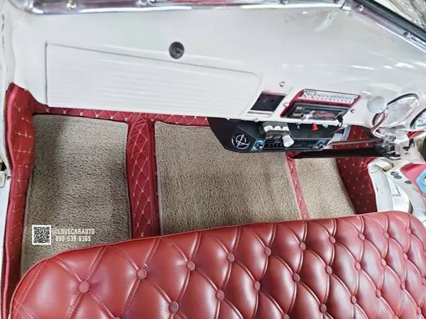 พรมปูพื้นรถยนต์ 7D chevrolet 1950 สีแดงไวน์ + พรมดักฝุ่นสีครีม