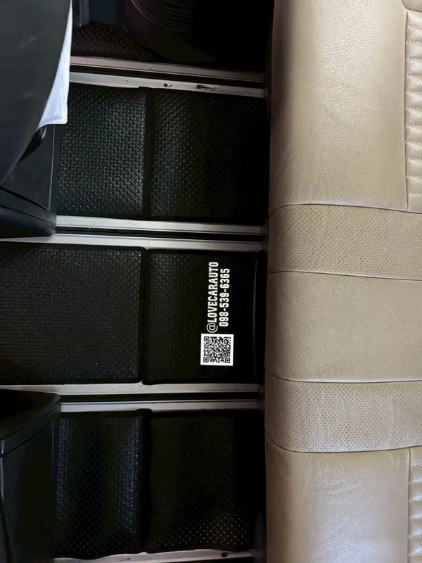 พรมกระดุมรถตู้ volkswagen caravelle กระดุม เล็กสีดำ