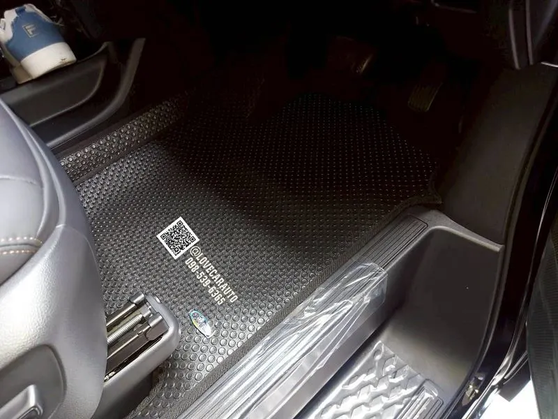 พรมปูพื้นรถยนต์ Toyota majesty 2024 กระดุมเล็กสีดำ