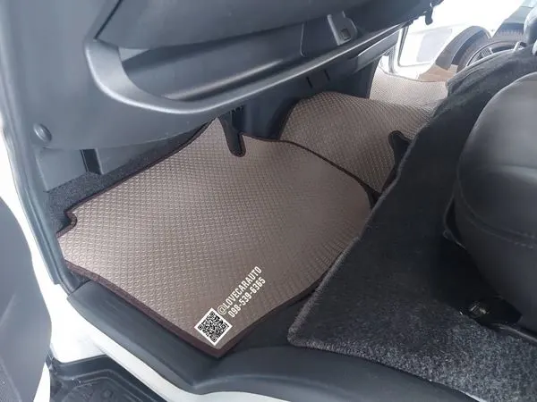 พรมรถตู้ TOYOTA VENTURY กระดุมเล็กสีน้ำตาล