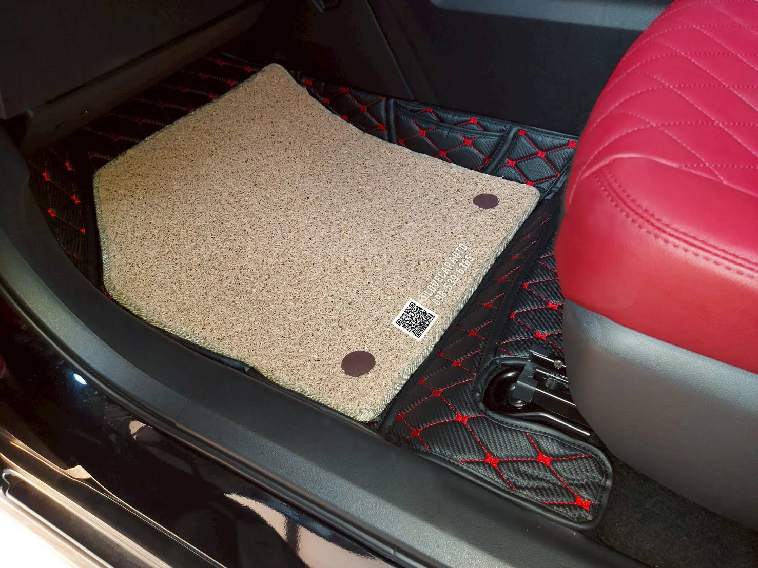 พรมปูพื้นรถยนต์ Yaris Ativ 2025 สีดำด้ายแดงเคฟล่า+ไวนิลครีม