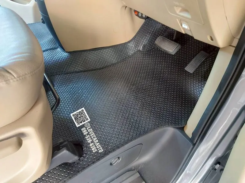 พรมรถตู้ Hyundai H1 Deluxe กระดุมเล็กสีดำ PVC