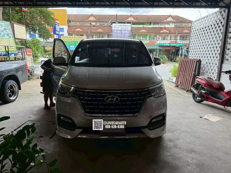พรมปูพื้นรถยนต์ 6D Hyundai H-1 Elite พรม VVIP ด้ายคู่สีแดงไวน์