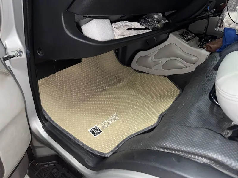 พรมรถตู้ Toyota Commuter 2014 Pvc กระดุมเล็กน้ำตาล ดัดแปลง