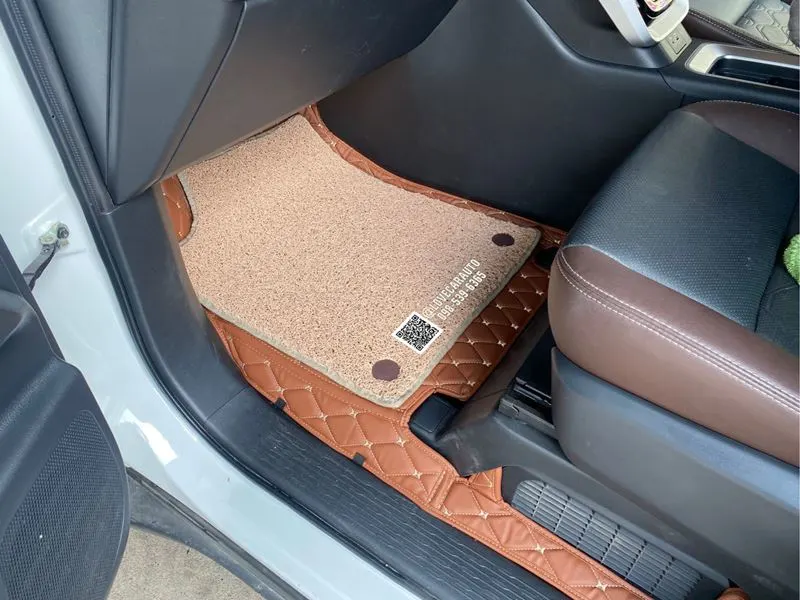 พรมปูพื้นรถยนต์ 7D Toyota Innova Zenix สีน้ำตาล+ไวนิลสีครีม