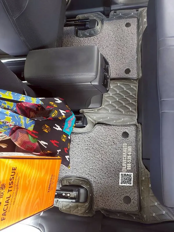 พรมปูพื้นรถยนต์ 7D Yaris Cross สีเทาด้ายคู่+ไวนิลเทา