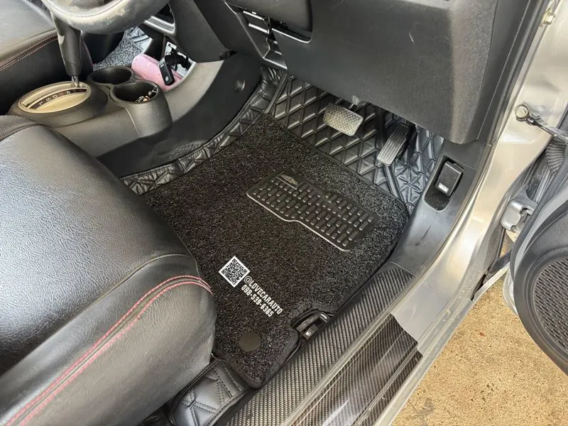 พรมปูพื้นรถยนต์ 7D Honda Brio amaze VVIP ด้ายคู่สีดำ+ไวนิลสีดำ