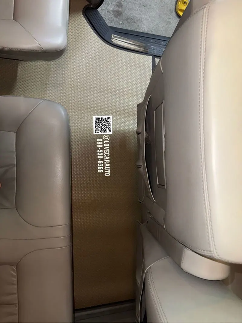 พรมรถตู้ Toyota Commuter 2014 Pvc กระดุมเล็กน้ำตาล ดัดแปลง