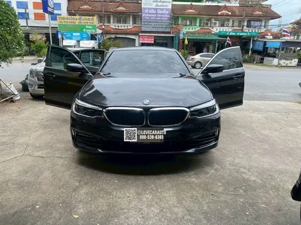 พรมปูพื้นรถยนต์-สีดำด้ายทอง-ไวนิลสีดำ-BMW-530e-g30