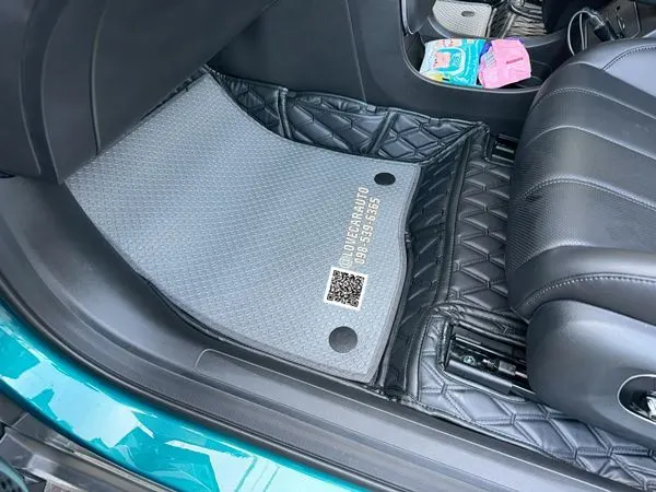 พรมปูพื้นรถยนต์ 7D Aion UT พรม6DVVIP ด้ายคู่สีดำด้าดำ+กระดุมเล็กสีเทา