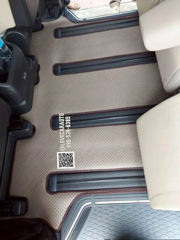 พรมปูพื้นรถยนต์ Toyota Majesty 2025 กระดุมเล็กสีน้ำตาล