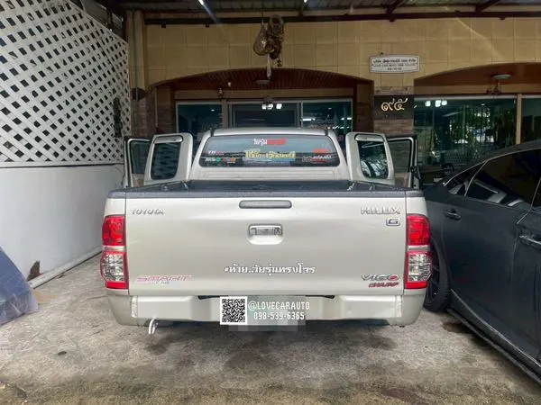 พรมปูพื้นรถยนต์ 7D Toyota Vigo Cab VVIP ด้ายคู่สีชมพูด้ายทอง-ไวนิลดำ