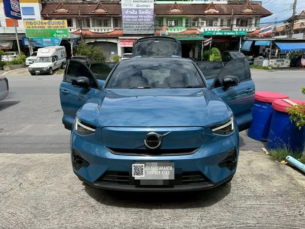 พรมปูพื้นรถยนต์ 7D Volvo C40 พรม6D สีดำด้ายดำลายแคฟล่า+ กระดุมเล็กสีดำ