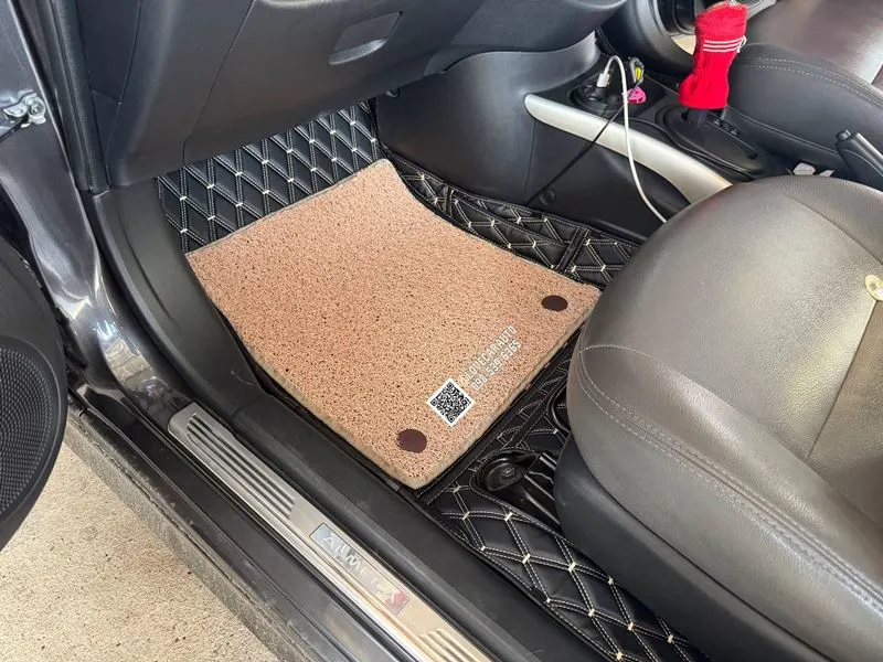 พรมปูพื้นรถยนต์ 7D Nissan almera 2013 ด้ายคู่ สีดำด้ายคู่+ ไวนิลสีครีม