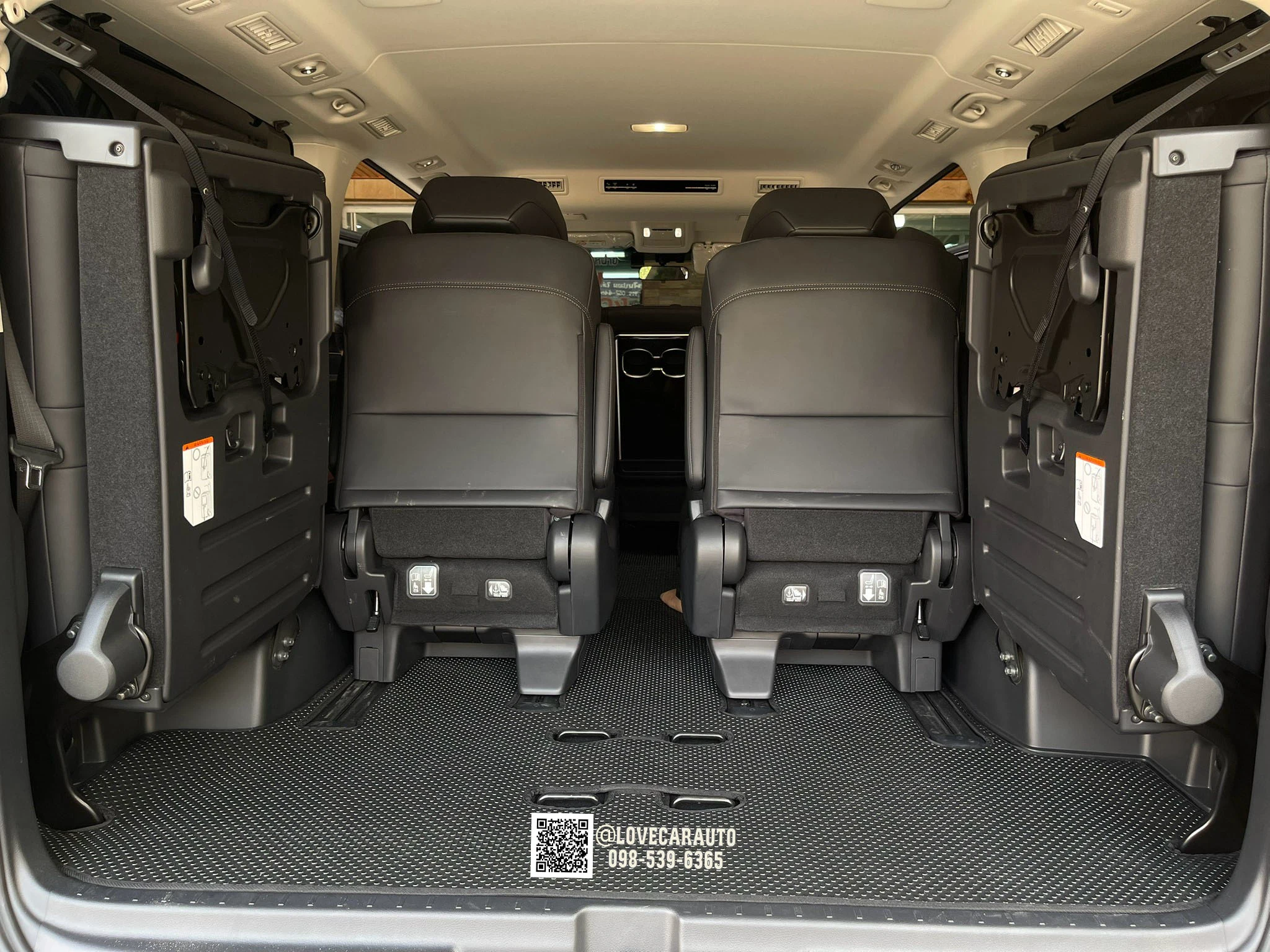 พรมปูพื้นรถยนต์ Toyota Majesty 2025 กระดุมเล็กดำ