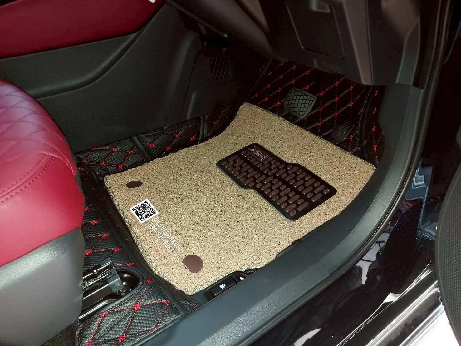 พรมปูพื้นรถยนต์ Yaris Ativ 2025 สีดำด้ายแดงเคฟล่า+ไวนิลครีม