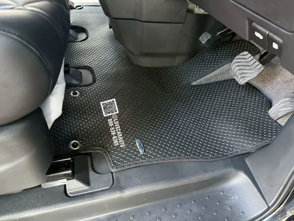 พรมปูพื้นรถยนต์ nissan serena c27กระดุมสีดำPVC