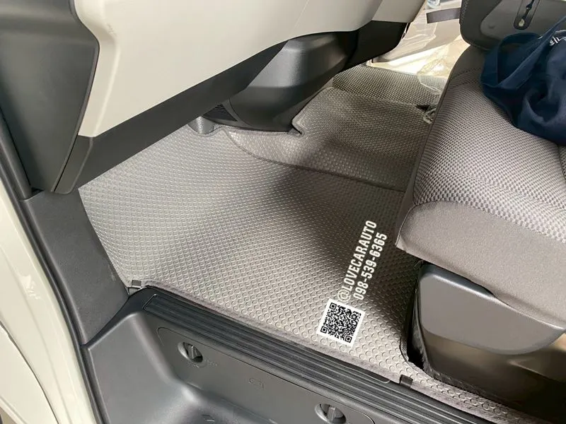 พรมรถตู้ Toyota Commuter 2025 กระดุมเล็ก pvc สีเทา