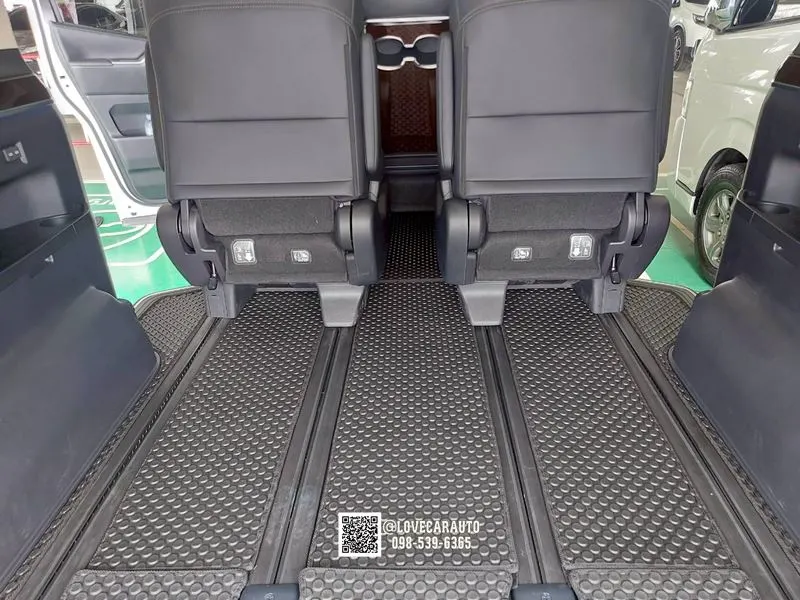 พรมรถตู้ TOYOTA Majesty 2024 กระดุมดำ