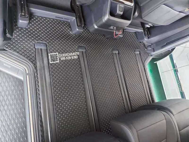 พรมรถตู้ TOYOTA Majesty 2024 กระดุมดำ