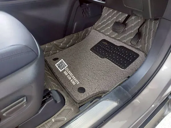 พรมปูพื้นรถยนต์ 7D Yaris Cross สีเทาด้ายคู่+ไวนิลเทา