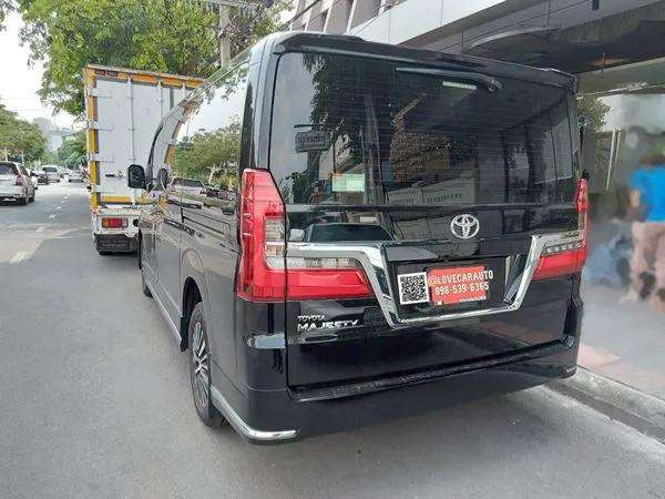 พรมปูพื้นรถยนต์ Toyota Majesty 2025 กระดุมเล็กสีน้ำตาล
