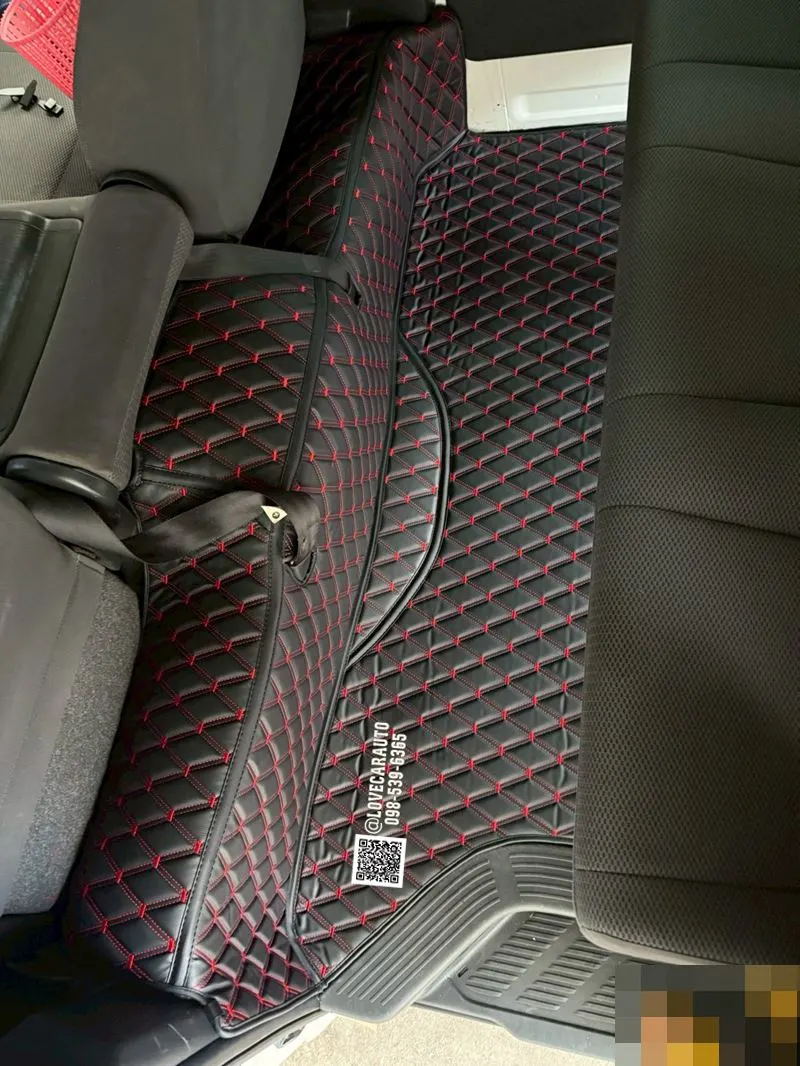 พรมรถยนต์ 6D Toyota Hiace VVIP ด้ายคู่ สีดำด้ายแดง