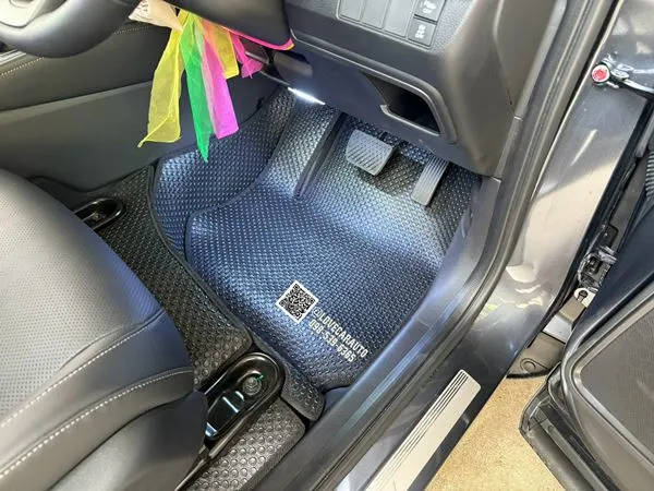 พรมปูพื้นรถยนต์ Honda HRV 2025 กระดุมเล็กสีดำ